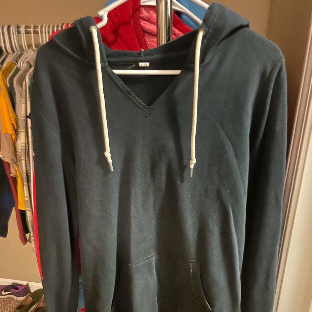 Black Under Armour Sweatshirt with front pocket